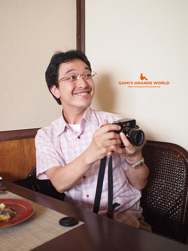 0341ライカを持つ高橋尚吾氏2.jpg
