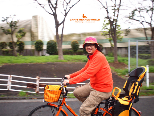 0439オレンジ電動自転車に乗る私1.jpg