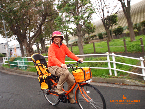 0439オレンジ電動自転車に乗る私2.jpg