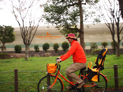 0439オレンジ電動自転車に乗る私3.jpg