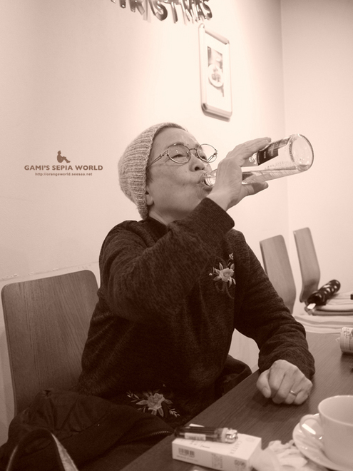 0463コロナビールを飲む母.jpg