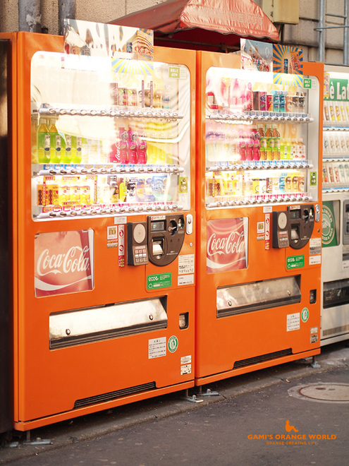 0492オレンジの自動販売機.jpg