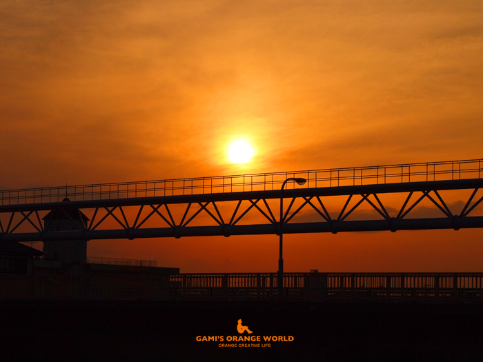 オレンジの夕焼けと橋と河 今日のオレンジ 550 サカガミタカオの オレンジの世界