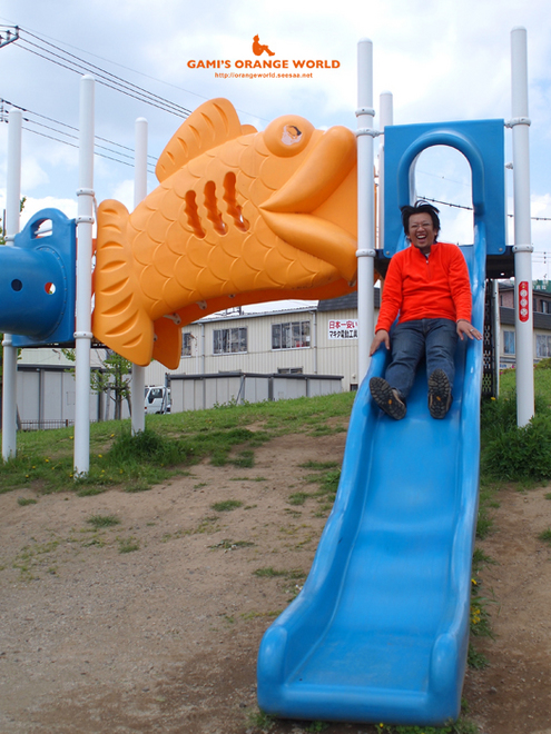 オレンジ魚の遊具で遊ぶ私.jpg