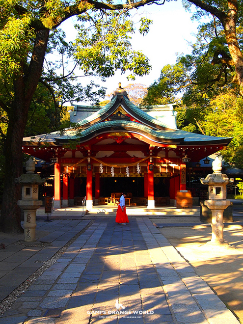 久伊豆神社の巫女さん.jpg