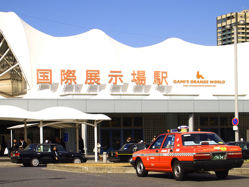 国際展示場駅とオレンジタクシー.jpg